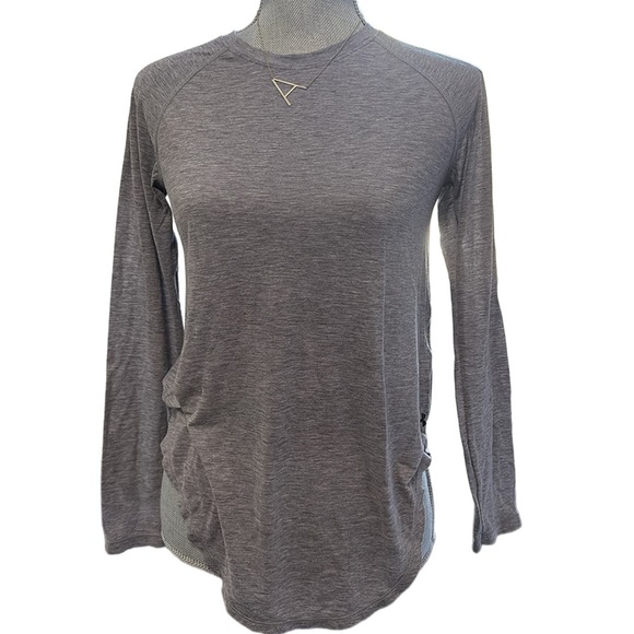 Under Armour Loose Crewneck Grey Keyhole Back Long Sleeve Henley top in Gray - Picture 2 of 5
